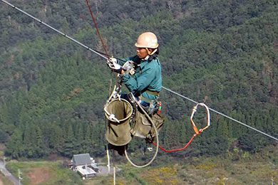 きんでん「自走式難着雪リング取り外し装置」を開発